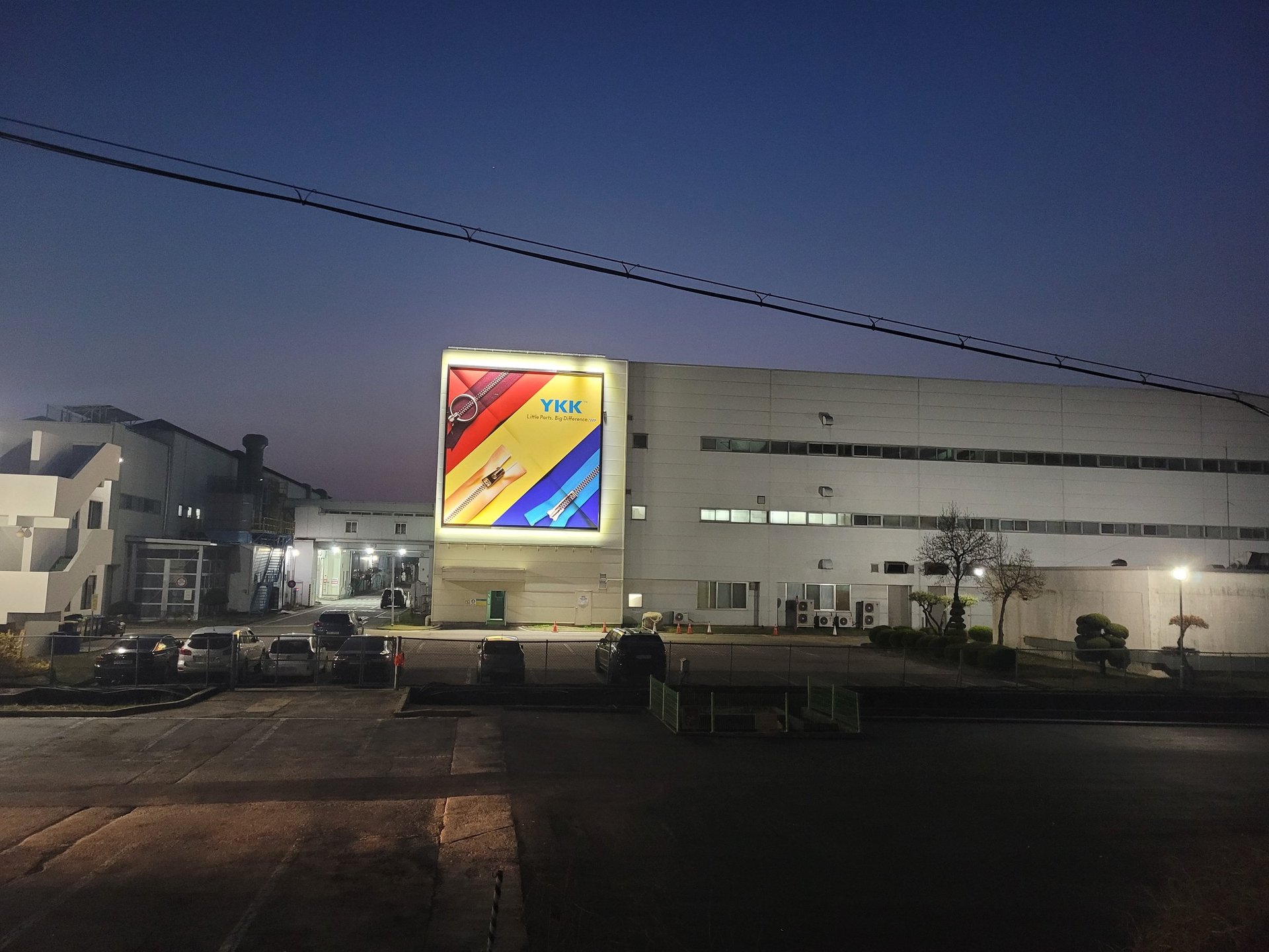 YKK 평택공장 외벽광고 설치 - 일본계 글로벌 지퍼 제조사 YKK의 평택 공장동 외벽 대형 광고면 신규 시공 및 야간 자체 점등 운영 사례